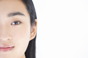 口元のほくろが魅力的な女性